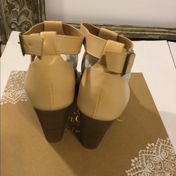 HOST PIC NEW IN BOX ALTAR’D STATE HEELS❤️❤️❤️❤️ - Picture 7 of 8